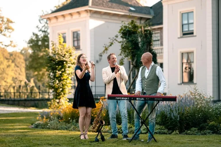 Romantisch trio op bruiloftlocatie